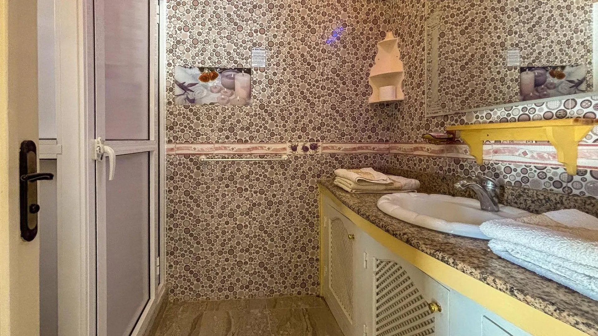 Le Bleu House Bed and Breakfast Sidi Abdallah Ghiat Bed & Breakfast